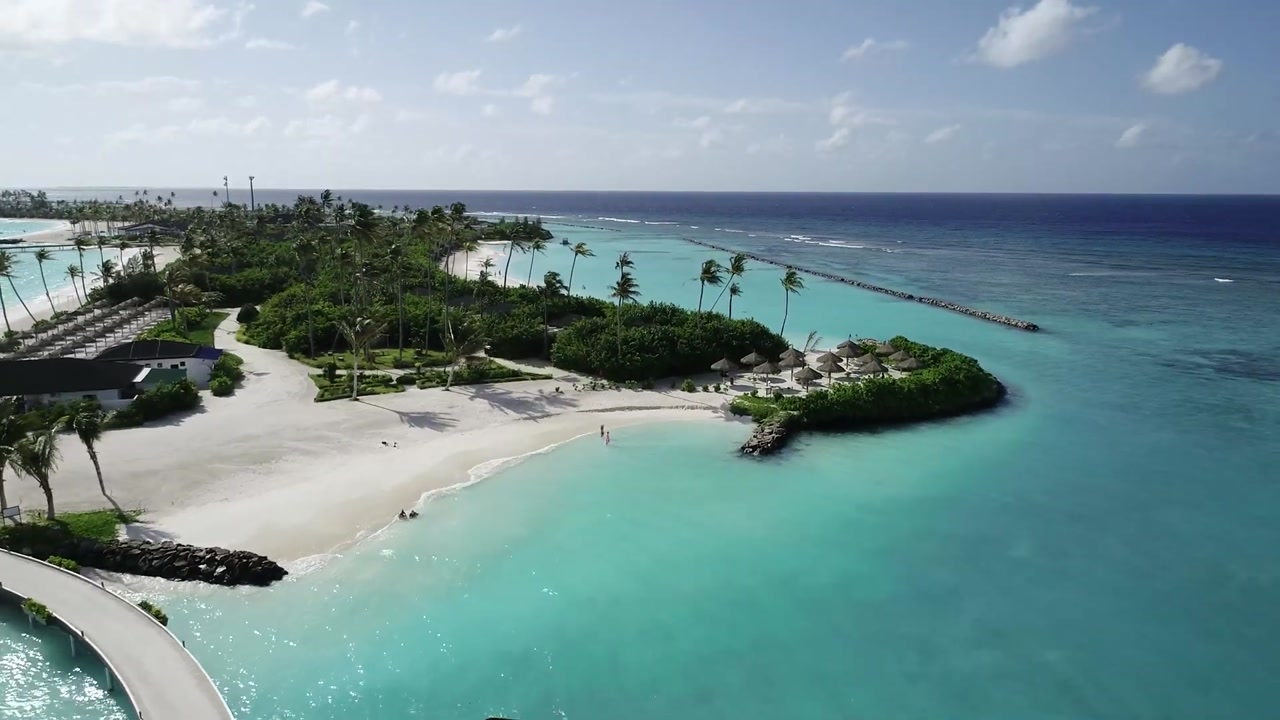 JOY ISLAND Maldives 해변과 리조트가 보이는 항공 전경